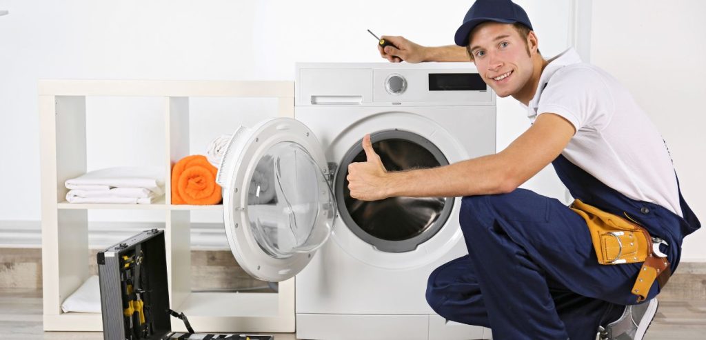Técnico realizando reparación de una lavadora en Bogotá