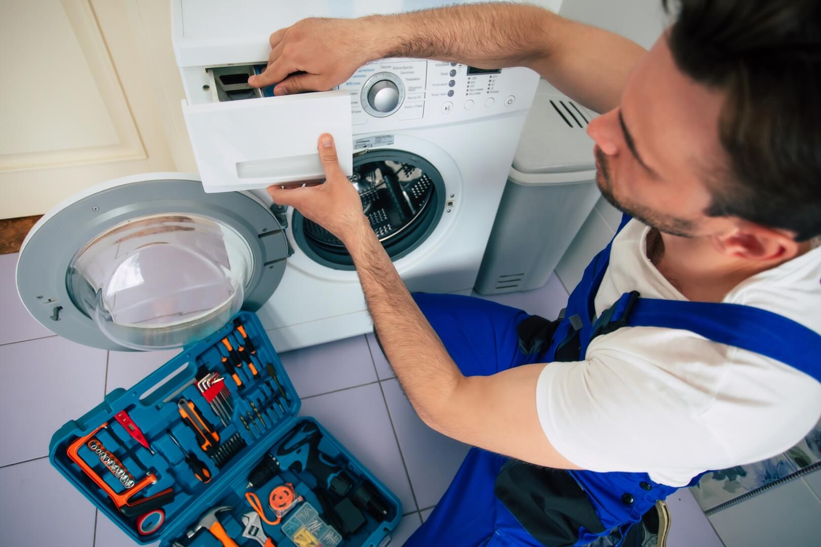 Técnico realizando reparación y servicio técnico de secadoras en Bogotá